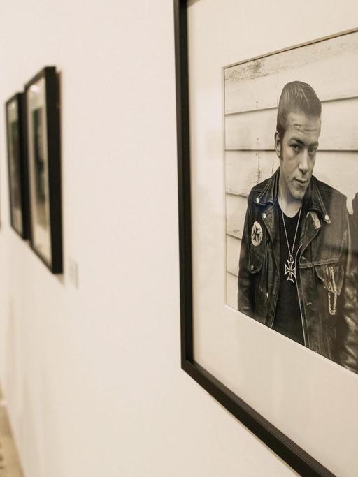 Ein Mann blickt in einer Ausstellung "The Bikeriders (1962-1966)" in Valladolid in Spanien auf ein Bild des US-Fotografen Danny Lyon.