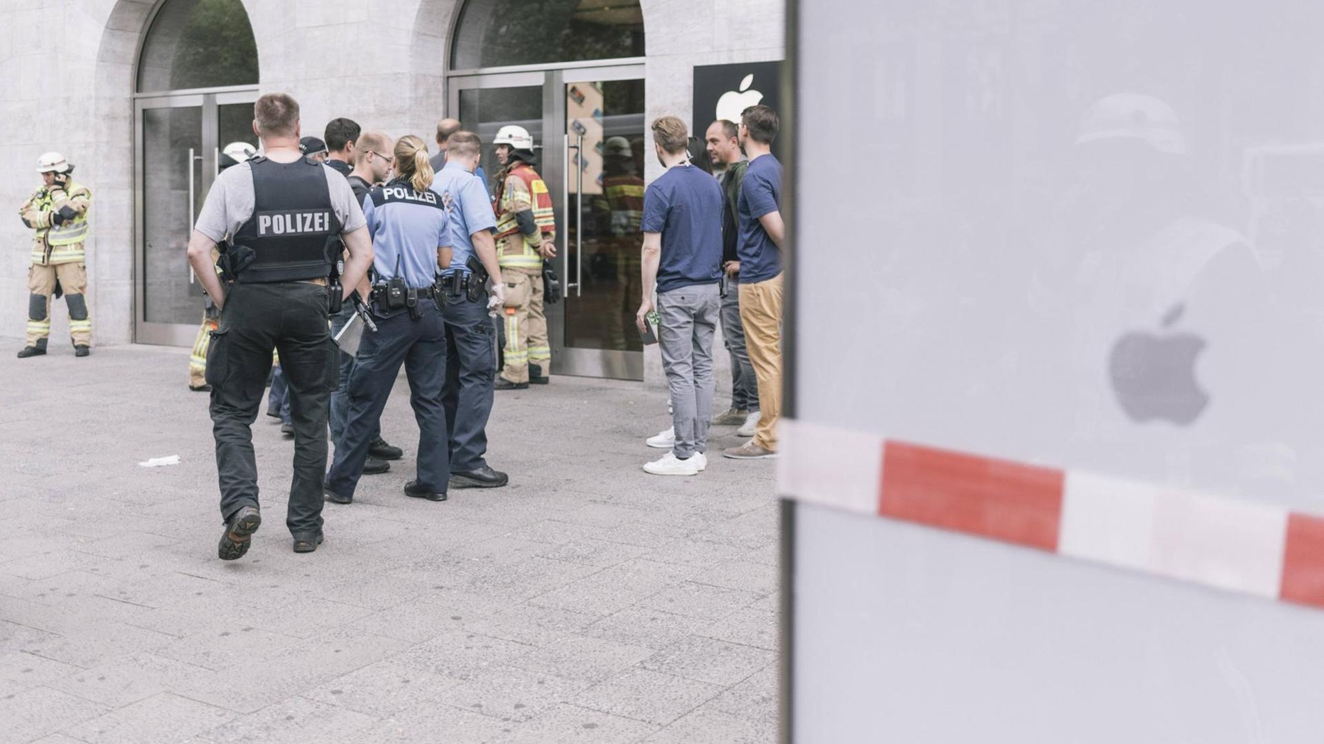 Polizei und Katastrophenschutz vor dem Apple Store am Berliner Kurfürstendamm. Am 9. Juli 2016 hatten Künstler falsches Quecksilber in dem Geschäft verschüttet und so die Kunden verschreckt. Vielen hielten die Aktion für einen Terroranschlag.