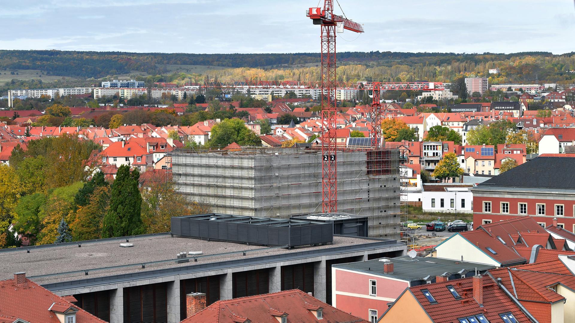 Ein Kran dreht sich in Weimar über dem Rohbau des künftigen Neuen Bauhaus-Museum. Im April 2019, zum 100. Gründungstag der weltweit bedeutenden Design- und Architekturschule, soll der Neubau eröffnet werden.