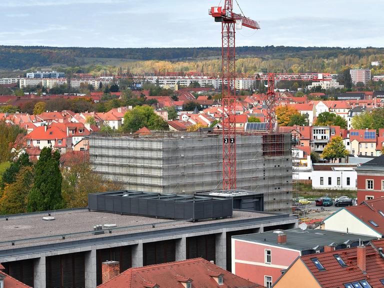 Ein Kran dreht sich in Weimar über dem Rohbau des künftigen Neuen Bauhaus-Museum. Im April 2019, zum 100. Gründungstag der weltweit bedeutenden Design- und Architekturschule, soll der Neubau eröffnet werden.