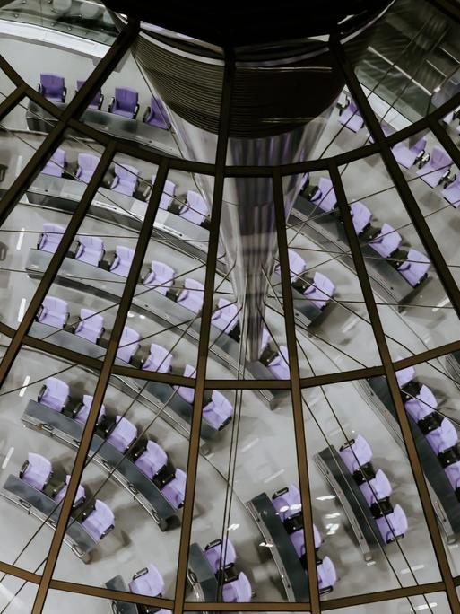 Blick vom Dach des Reichstagsgebäudes in den Plenarsaal des Deutschen Bundestags