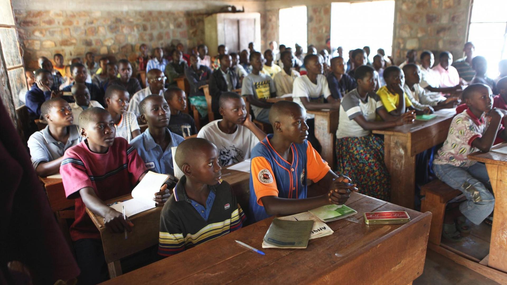 Schülerinnen und Schüler während des Unterrichts in einer Schule in Burundi.