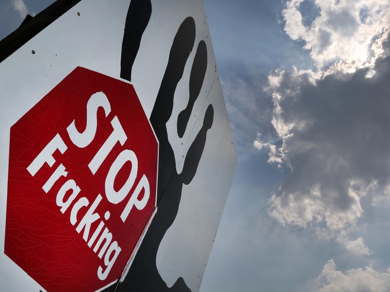 Ein Plakat mit der Â«Stop FrackingÂ» steht am 03.06.2014 in BrÃ¼nen (Nordrhein-Westfalen) am Niederrhein in einem Feld.