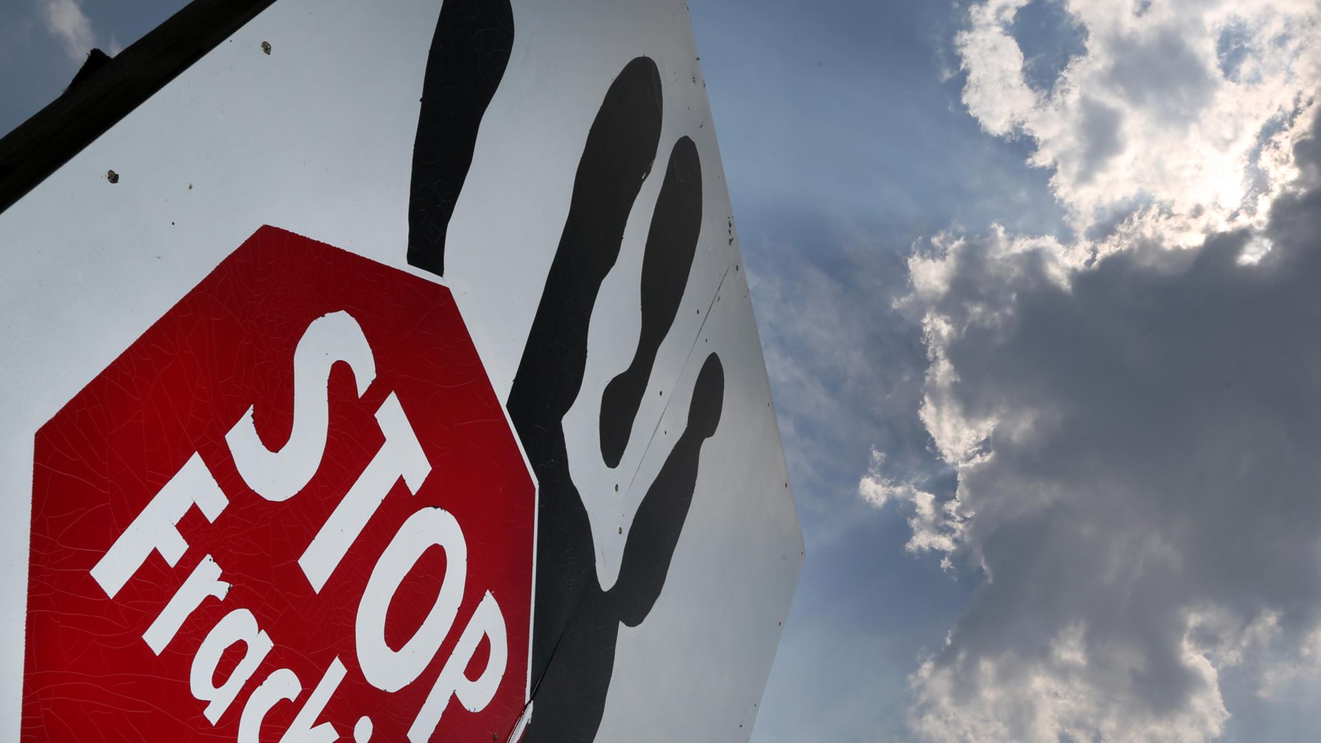 Ein Plakat mit der Aufschrift "Stop Fracking".