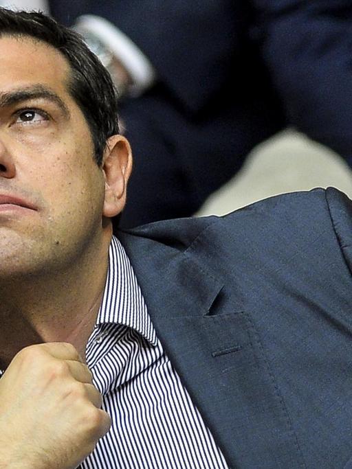 Der griechische Premierministger Alexis Tsipras schaut zur Decke während einer Sitzung des griechischen Parlaments in Athen.