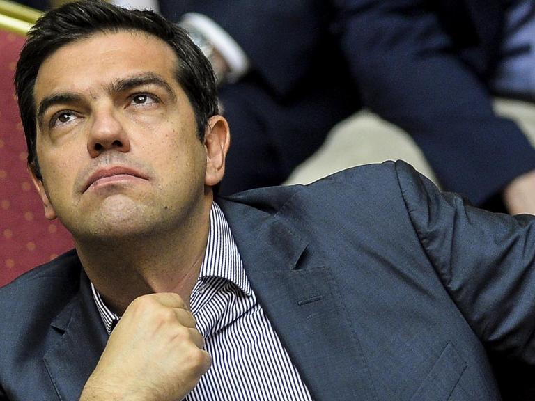 Der griechische Premierministger Alexis Tsipras schaut zur Decke während einer Sitzung des griechischen Parlaments in Athen.