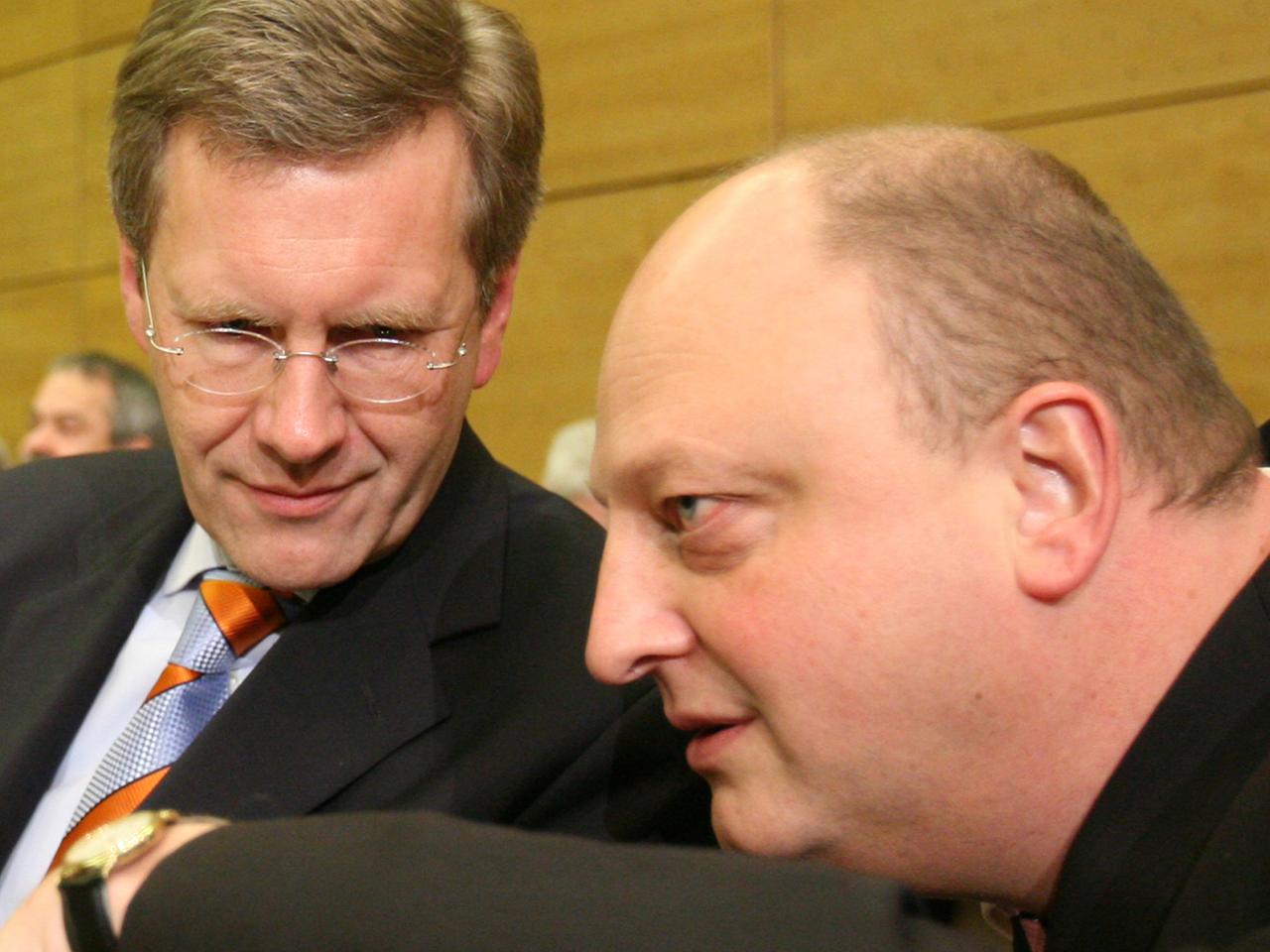 Christian Wulff 2008 mit Olaf Glaeseker im niedersächsischen Landtag Christian Wulff 2008 mit Olaf Glaeseker im niedersächsischen Landtag