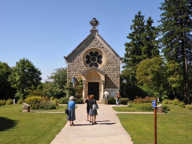 Der Weg zur Kapelle "Notre Dame de L´Europe" in dem ehemaligen Dorf Fleury-devant-Douaumont.