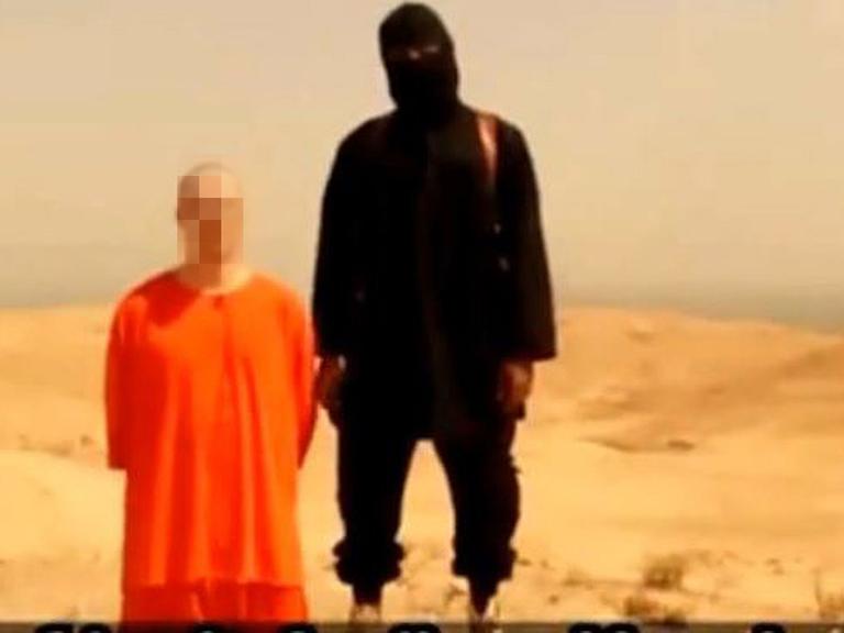 Screenshot eines Videos, das von der Terrormiliz Islamischer Staat (IS) aufgenommen worden sein soll und angeblich die Enthauptung des US-Fotografen James Foley zeigt. Der Reporter wird nach Angaben seiner Unterstützer seit 2012 vermisst. Er habe sich zuletzt in Syrien aufgehalten.