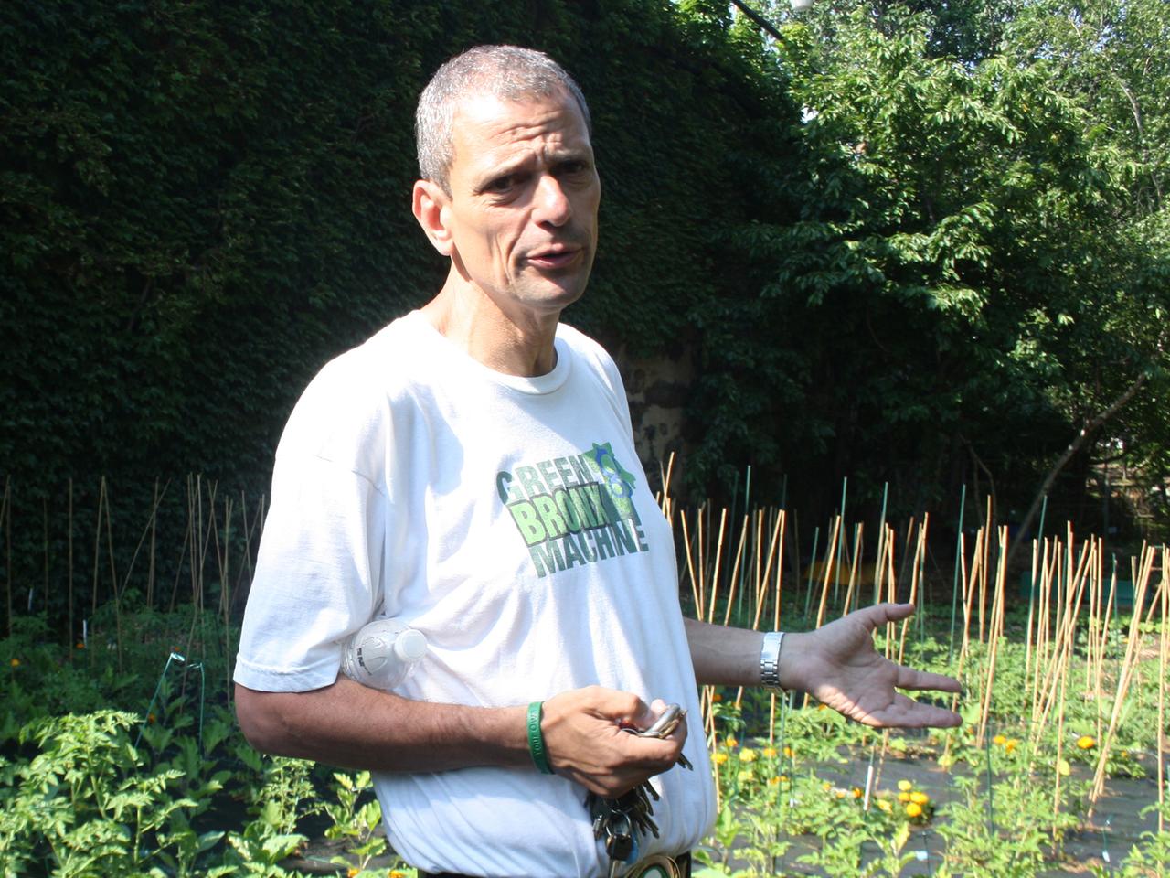 Stephen Ritz vom gemeinnützigen Verein "Green Bronx Machine" im Gemeinschaftsgarten "Bissel Gardens" im New Yorker Stadtteil Bronx.