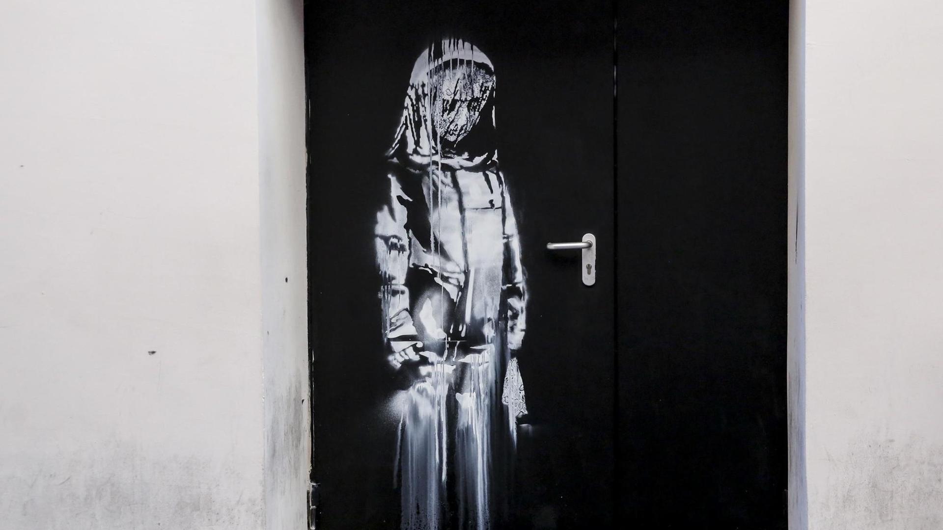 Das Kunstwerk hatte Banksy an eine der Ausgangstüren des Pariser Clubs Bataclan gemalt. Das Kunstwerk hatte Banksy an eine der Ausgangstüren des Pariser Clubs Bataclan gemalt.