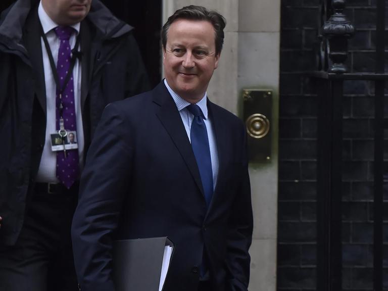 Der britische Premierminister David Cameron verlässt die Downing Street in London.
