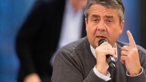 Sigmar Gabriel spricht auf einer Parteikonferenz und hebt den Zeigefinger.