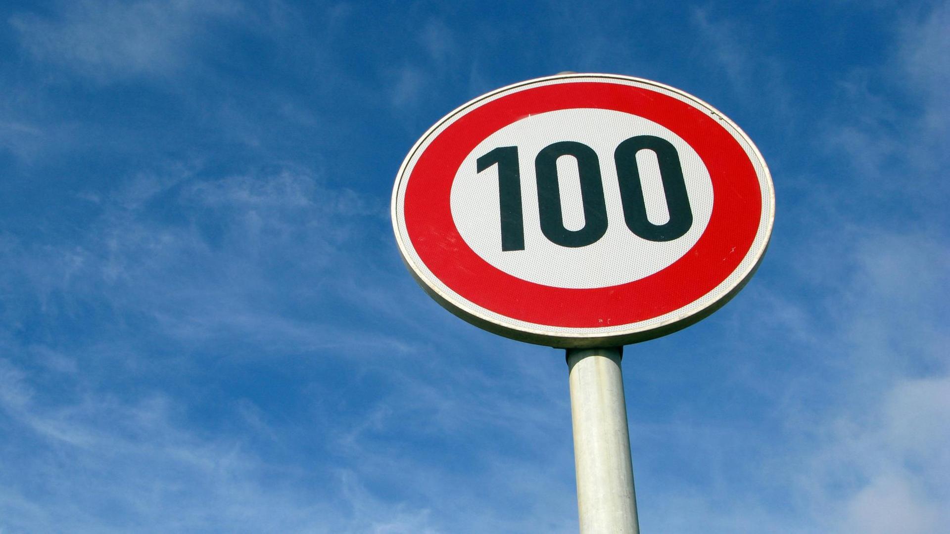 Ein Verkehrsschild weist auf die Geschwindigkeitsbegrenzung von 100 km/h hin.