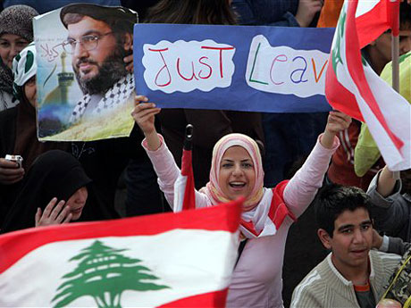 Hisbollah-Anhänger demonstrieren auf dem Märtyrerplatz in Beirut gegen den libanesischen Ministerpräsidenten Fuad Saniora