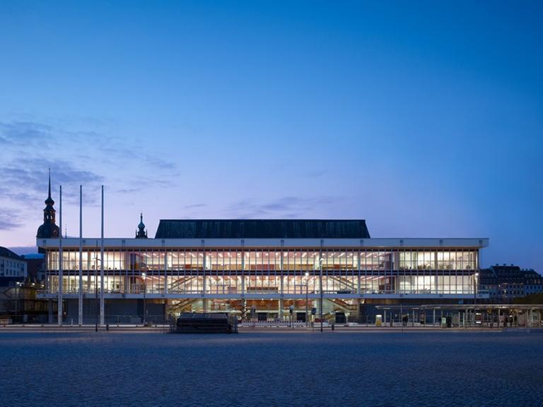 Der renovierte Kulturpalast mitten in Dresden im Abendlicht.