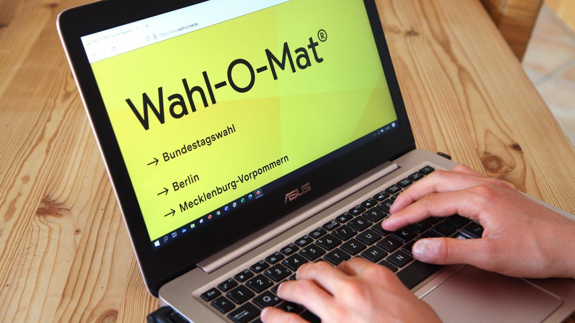 Auf einem Laptop-Bildschirm erscheint die Startseite des Wahl-O-Mat der Bundeszentrale für politische Bildung.