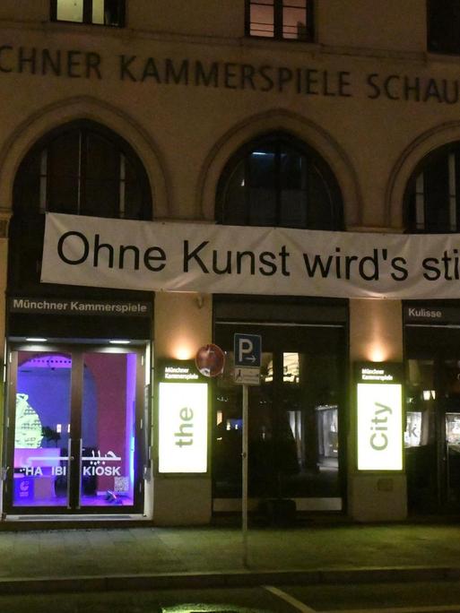 Über den Türen der Münchner Kammerspiele hängt ein Banner mit der Aufschrift «Ohne Kunst wird’s still»