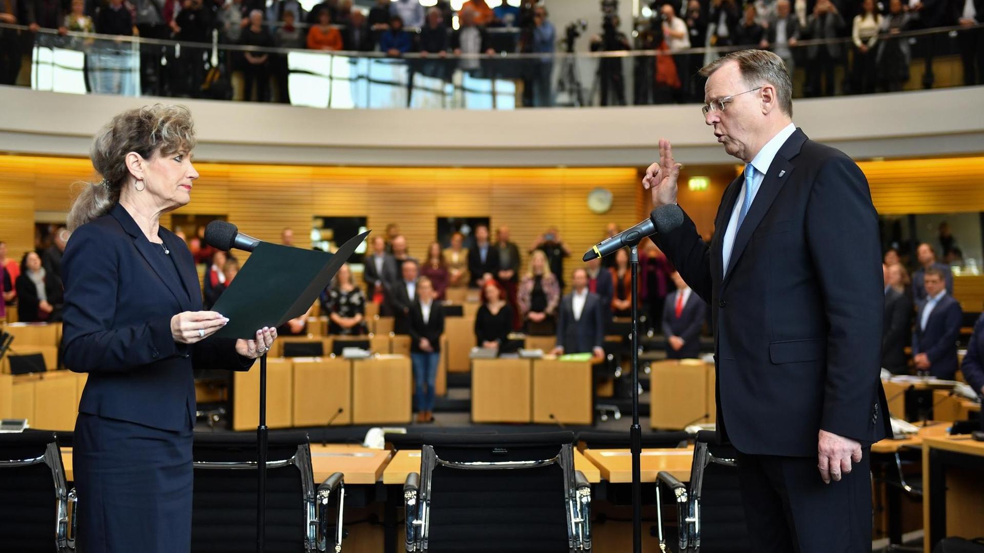 Thüringen, Erfurt: Der neu gewählte Ministerpräsident Bodo Ramelow (Die Linke) leistet vor Landtagspräsidentin Birgit Keller (Die Linke) seinen Amtseid im Landtag.