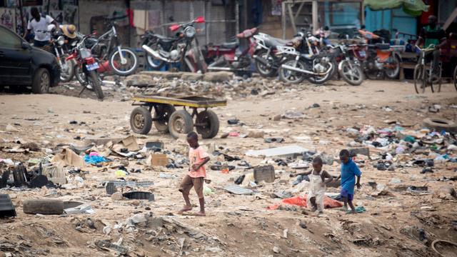 Müllhalde in Accra: Kinder kommen, um Elektroschrott zu verarbeiten.