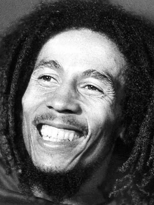 Der jamaikanische Reggae-Musiker Bob Marley im Jahr 1976. Er wurde am 6. Februar 1945 (nach anderen Angaben am 6. April 1945) in Nine Mile auf Jamaica geboren und ist am 11. Mai 1981 in Miami (USA) im Alter von nur 36 Jahren an einem Krebsleiden gestorben.