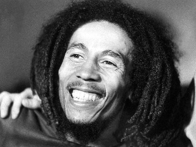 Der jamaikanische Reggae-Musiker Bob Marley im Jahr 1976. Er wurde am 6. Februar 1945 (nach anderen Angaben am 6. April 1945) in Nine Mile auf Jamaica geboren und ist am 11. Mai 1981 in Miami (USA) im Alter von nur 36 Jahren an einem Krebsleiden gestorben.