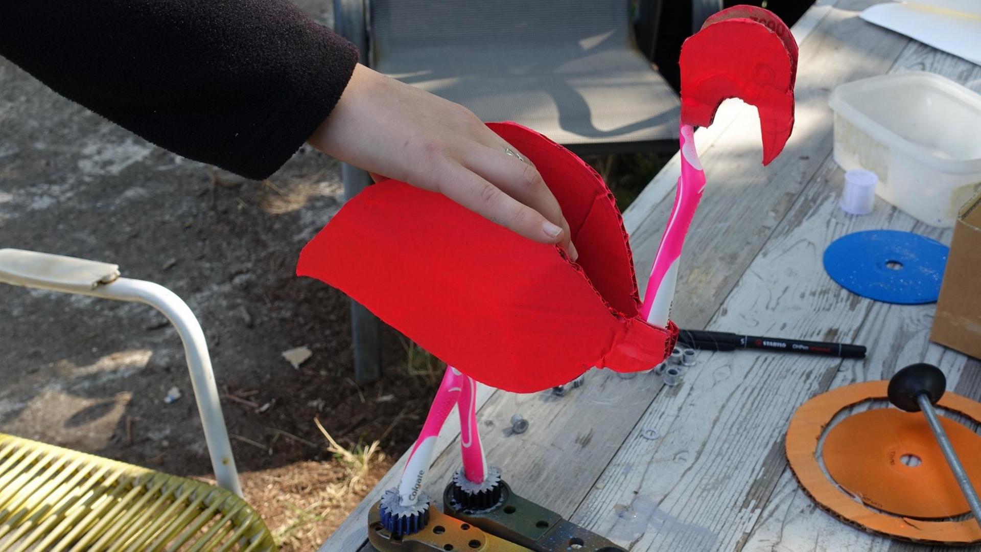 Auszubildende Eva Lakebrink bastelte einen Flamingo aus alten Zahnbürsten