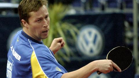 Der schwedische Tischtennisspieler Jan-Ove Waldner spielt am 12.11.2004 bei den Volkswagen German Open in der Arena Leipzig den Ball.