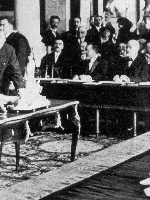 Eine historische Aufnahme zeigt den General Hadi Pascha, damiliger türkischer Minister für öffentliche Bildung, bei der Unterzeichnung des Friedensvertrags von Sèvres. 