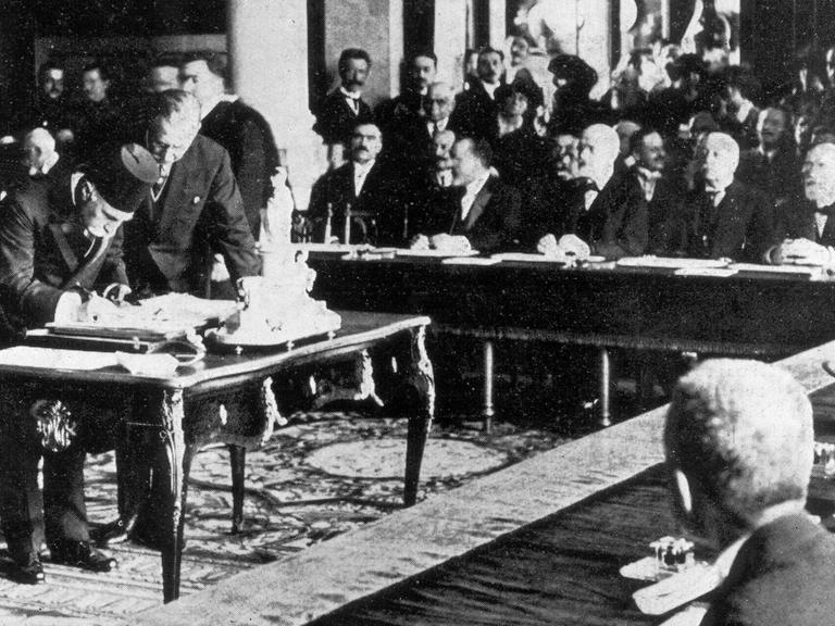 Eine historische Aufnahme zeigt den General Hadi Pascha, damiliger türkischer Minister für öffentliche Bildung, bei der Unterzeichnung des Friedensvertrags von Sèvres. 