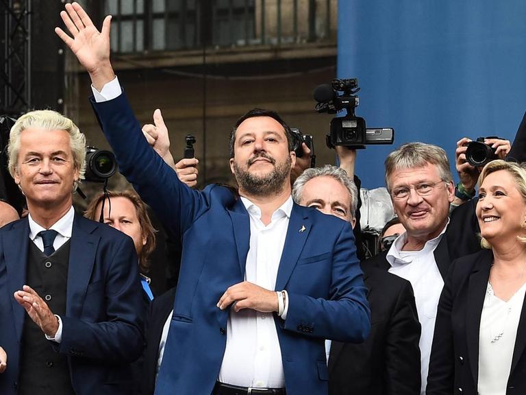 Schulterschluss der europäischen Rechten: (v.l.) Geert Wilders, Matteo Salvini, Jörg Meuthen und Marine Le Pen im Mai 2019 in Mailand.