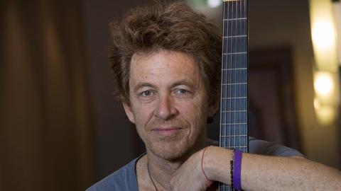 Der US-amerikanische Gitarrist Dominic Miller (geb. 21.März 1960 in Buenos Aires / Argentinien) im Gewandhaus Hotel Dresden.