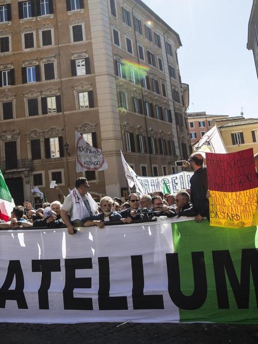 Anhänger der Fünf-Sterne-Bewegung (M5S) protestieren in Rom, Italien, vor dem Parlamentsgebäude gegen eine umstrittene Wahlrechtsreform.