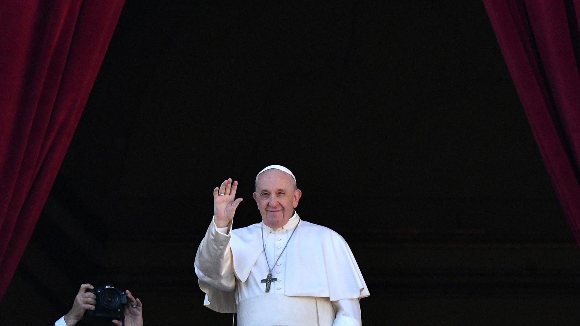 Papst Franziskus auf dem Balkon des Petersdoms bei der Verkündung der Botschaft "Urbi et Orbi"