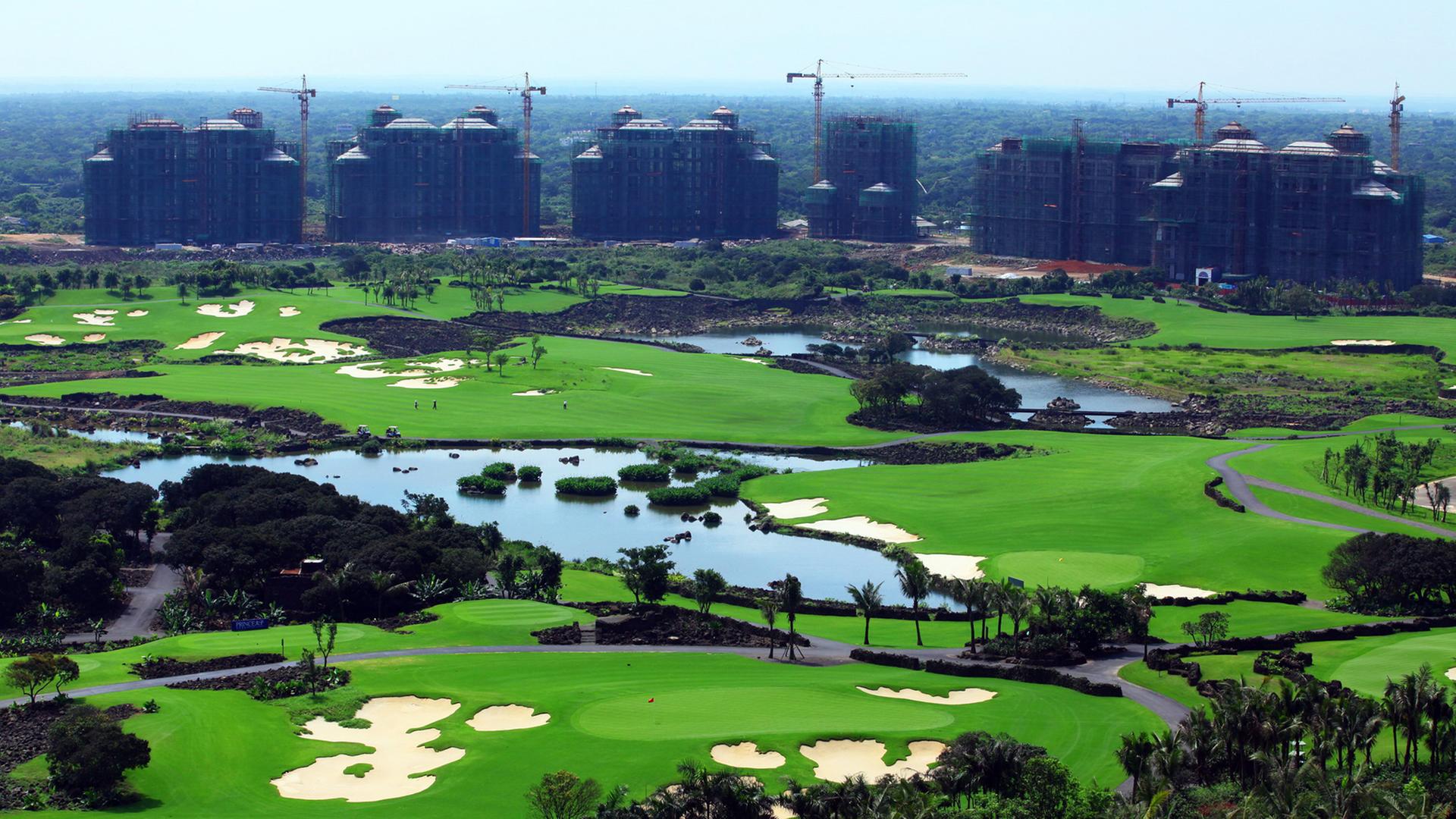 Das Mission Hills Golf Resort in der Stadt Haikou in der südchinesischen Provinz Hainan, aufgenommen 2011