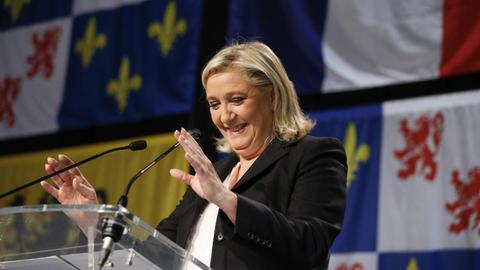 Marine Le Pen zeigt sich nach Bekanntwerden der ersten Prognosen der Regionalwahlen erfreut über das Ergebnis für ihren Front National.