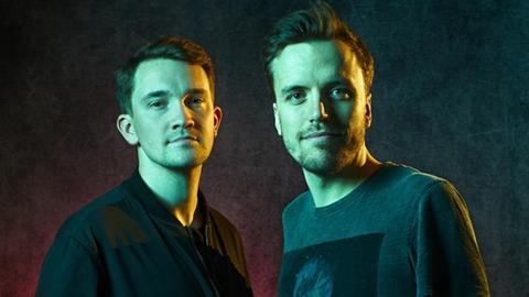 Die Zwei-Mann-Band Das Lumpenpack mit einer Gitarre: Jonas Meyer und Max Kennel (v.l.)