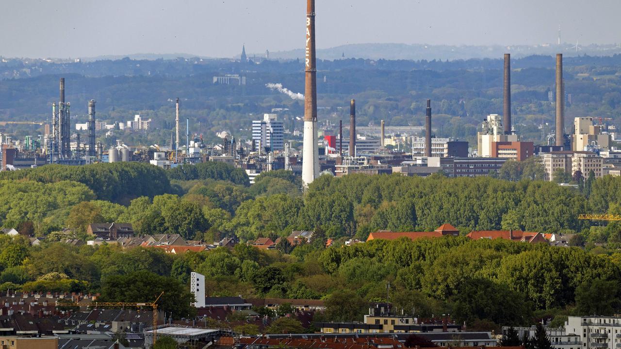 Werksgelände der Bayer AG in Leverkusen