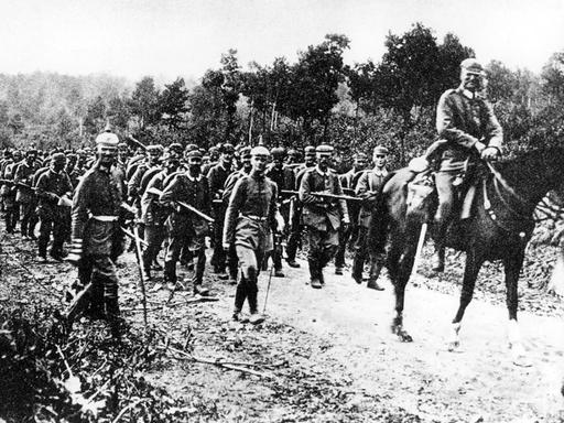 Die ersten deutschen Soldaten überqueren zu Beginn des 1. Weltkriegs 1914 die französische Grenze.