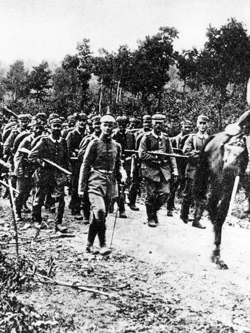 Die ersten deutschen Soldaten überqueren zu Beginn des 1. Weltkriegs 1914 die französische Grenze.