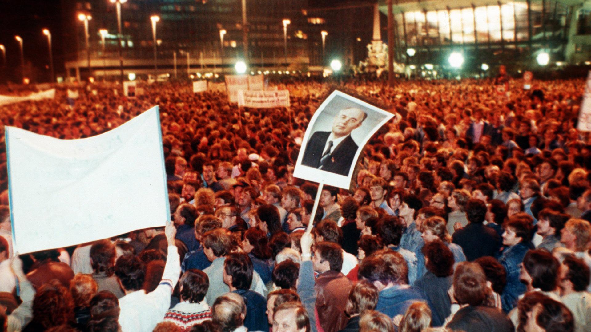1989 haben in Leipzig viele Menschen für mehr Demokratie demonstriert.