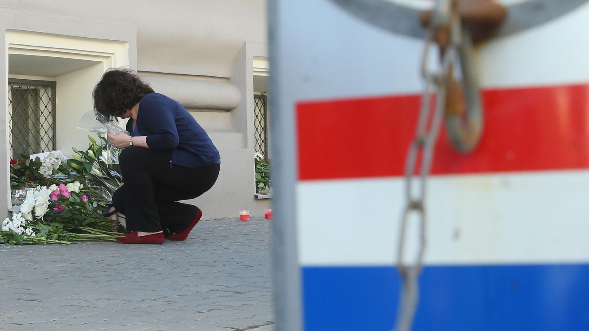Menschen trauern vor der niederländischen Botschaft in Moskau um die Opfer des MH17-Absturzes.