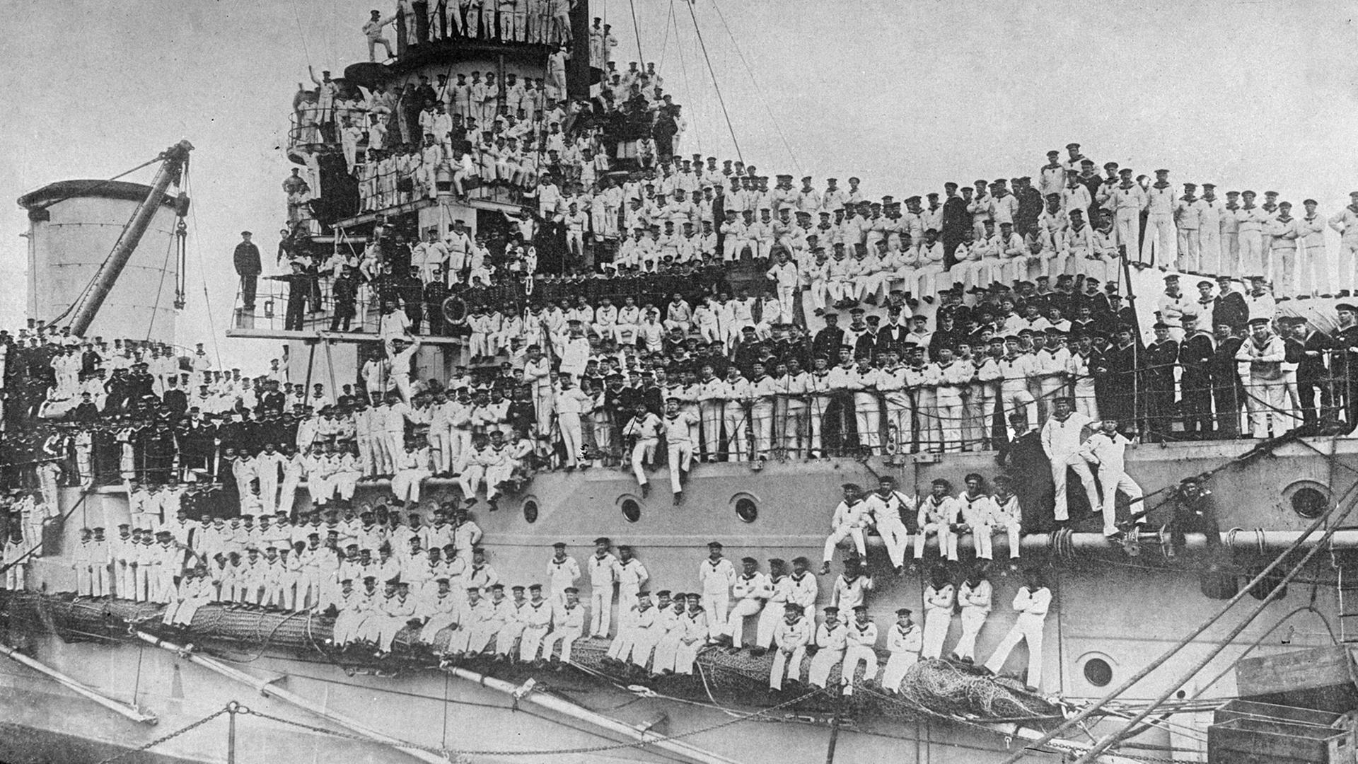 Ein Kriegsschiff der Deutschen Marine mit Matrosen an Bord, aufgenommen wahrscheinlich 1914