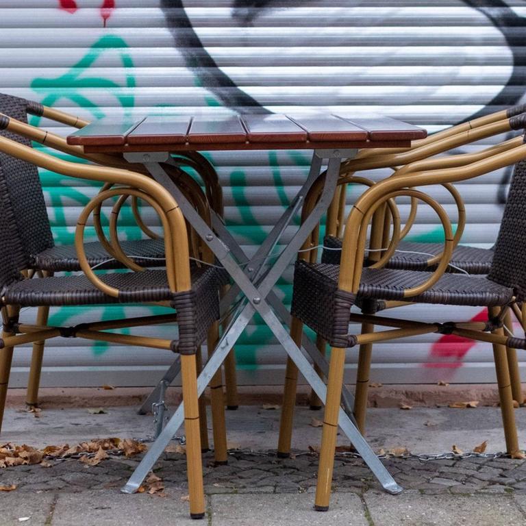 Tische und Stühle vor einem geschlossenen Restaurant in Berlin Prenzlauer Berg. Seit dem 2. November müssen alle gastronomischen Einrichtungen zur Bekämpfung der Carona-Pandemie geschlossen bleiben. Lediglich Lieferservice und Außer-Haus-Verkauf sind noch erlaubt. 