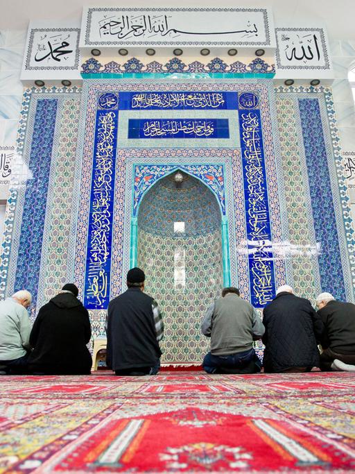 Muslime beim Nachmittagsgebet in der Eyüp-Sultan-Moschee in Nürnberg
