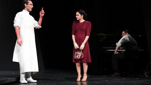 Die Schauspieler Mehmet Atesci (als Präparator) (l-r), Sesede Terziyan (als Elisabeth) und Daniel Kahn (als Musiker) stehen am 10.01.2018 in Berlin bei der Fotoprobe zu dem Stück "Glaube Liebe Hoffnung" im Maxim Gorki Theater auf der Bühne