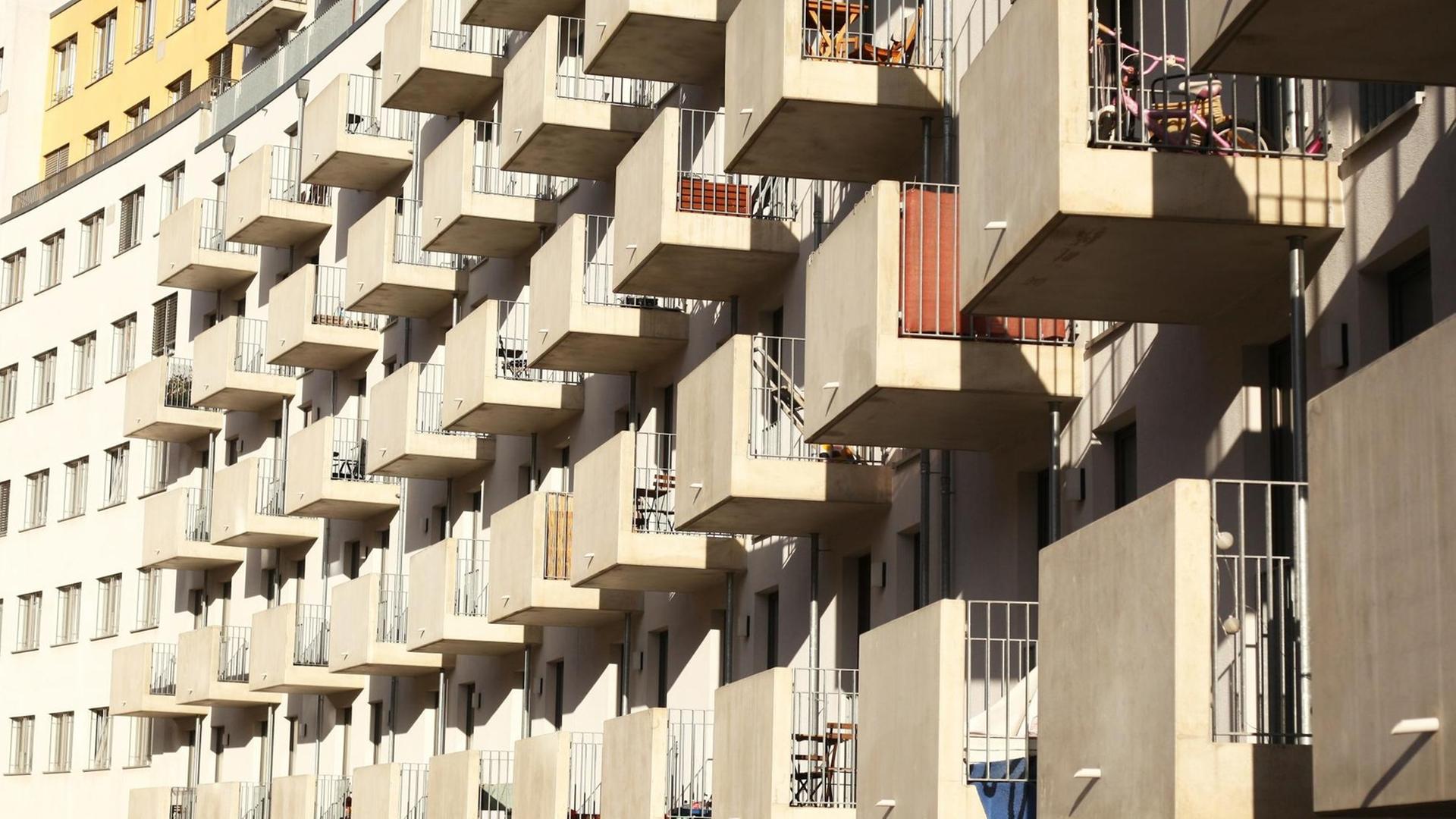 Kleine, einförmige Balkone sind an einem neuen Wohnhaus mit Mietwohnungen in Berlin-Kreuzberg zu sehen.