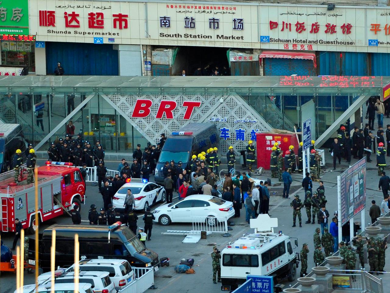 Sicherheitspersonal am Südbahnhof in Urumqi in der Region Xinjiang, China