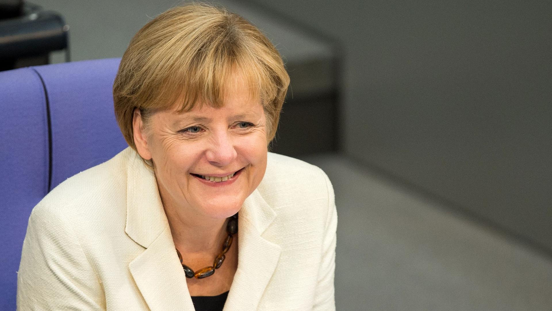 Bundeskanzlerin Angela Merkel (CDU) in einer Plenarsitzung im Deutschen Bundestag in Berlin.