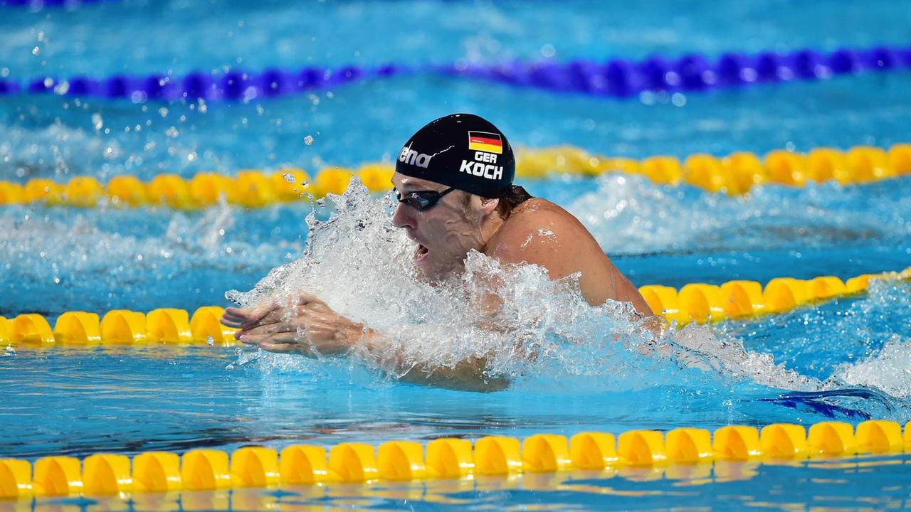 Marco Koch holt die Goldmedaille im 200-Meter-Brustschwimmen bei den Weltmeisterschaften im russischen Kasan am 07 August 2015. Photo: Martin Schutt/dpa